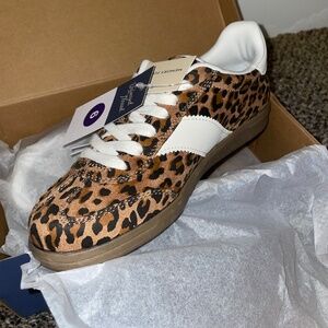 Universal Thread Spencer Sneakers Memory Foam Leopard print Womens size 6 NWT